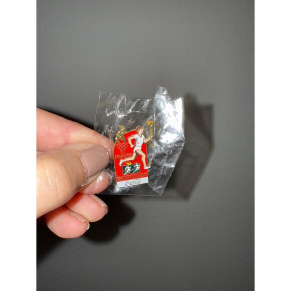 Olympics Torch Relay Coca-Cola 1996 Atlanta Lapel Pin NEW - Picture 2 of 2